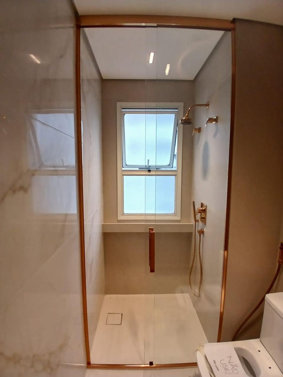 Box de vidro com acabamento dourado