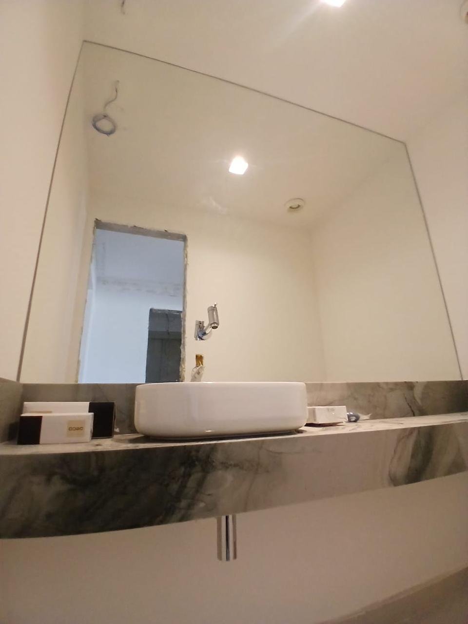 Espelho orgânico iluminado